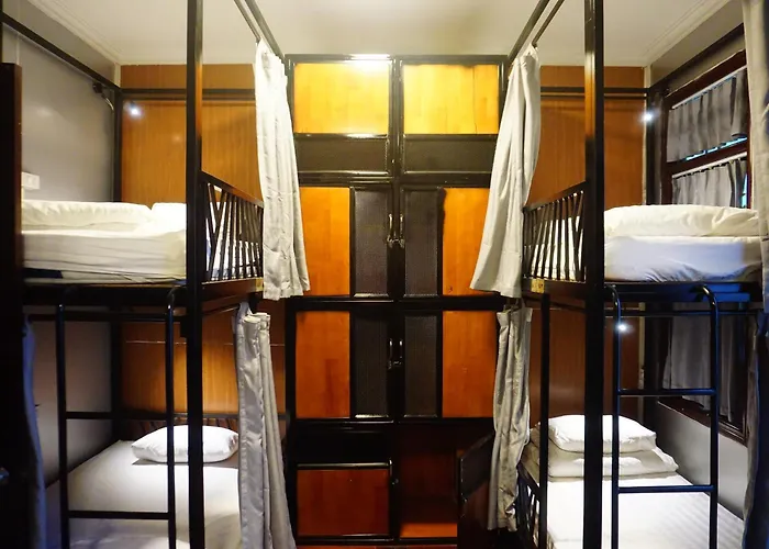 Nusmile'S Hostel And Travel